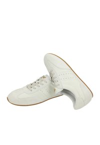 Paire de baskets en cuir blanc et daim avec des détails perforés et des semelles en caoutchouc gomme, présentées sur un fond blanc.
