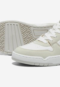 Wysokie sneakersy z białą skórzaną noskiem, jasnobeżowymi zamszowymi akcentami, płaskimi białymi sznurowadłami i teksturowaną gumową podeszwą z wzorem w jodełkę.