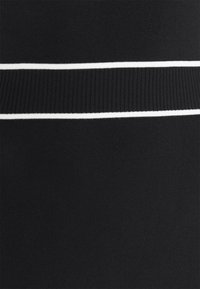 Tissu noir avec une large bande horizontale côtelée bordée de deux fines bandes blanches horizontales au centre.