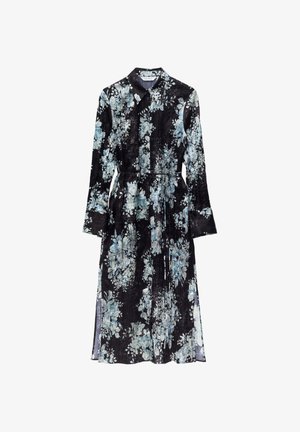 Jurk met bloemmotief in zwart met blauw en witte bloemen. Heeft lange mouwen, knopen, een taillekoord en een vloeiende silhouet.