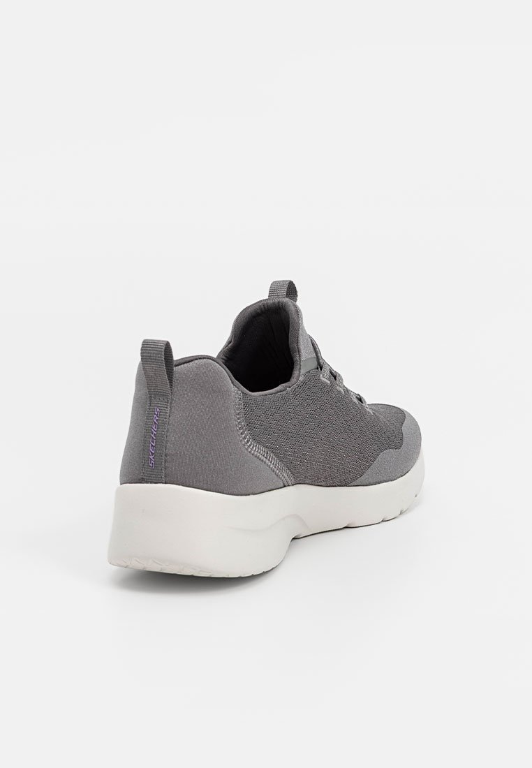 Zapatillas deportivas grises con una parte superior de tejido texturizado, entresuela blanca y una cinta en la parte posterior. Diseño ligero y flexible.