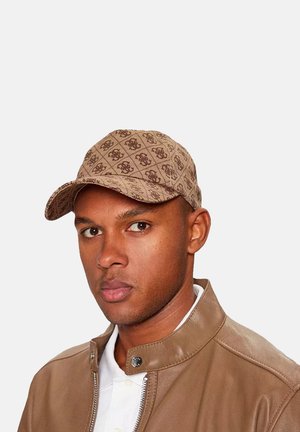 Casquette marron à motif avec une visière courbée, présentée en tissu texturé et ornée d'un design de logo répété en marron plus foncé. Portée par un modèle.