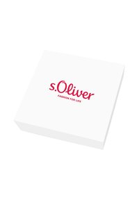 Biały kwadratowy pudełko o gładkiej powierzchni; na nim znajduje się czerwone logo "s.Oliver" oraz tekst "FASHION FOR LIFE". Prosty i czysty design.