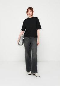 DRYKORN TADURA Basic T-shirt black