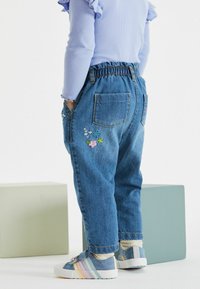 Next BEAR CHARACTER MOM JEANS - Karcsúsított farmerek - blue bunny
