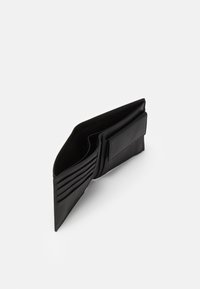 Portafoglio in pelle nera con più scomparti per carte, un vano più grande per contanti e una finitura testurizzata. Il design aperto rivela i dettagli interni.
