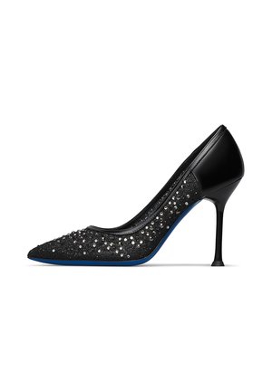 Décolleté nera con punta affilata, tacco alto, decorata con strass scintillanti e tacco a stiletto elegante, mostrata di profilo su sfondo bianco.