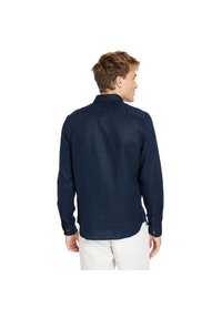 Camisa de manga larga azul marino de lino, con cuello y puños abotonados, con dobladillo recto y detalle en la yugo trasero.