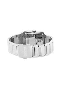 Srebrna wristwatch iz nerjavečega jekla z pravokotno ohišjem, povezavnim zapestnicam in sponko. Ima vidno uro in teksturirane akcentne detajle.