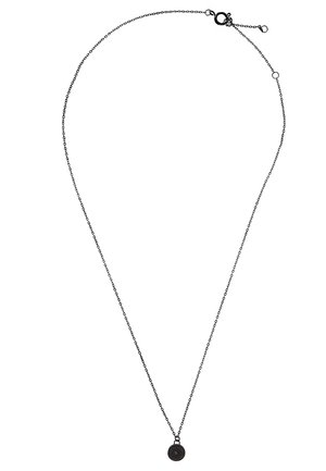 Collier en chaîne noir en métal avec un pendentif circulaire. Design simple avec un fermoir ajustable et une texture de surface lisse.