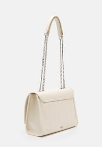 Borsa a mano in pelle bianca con design trapuntato, tracolle in catena argento e chiusura a pattina piatta. Presenta una forma rettangolare strutturata.