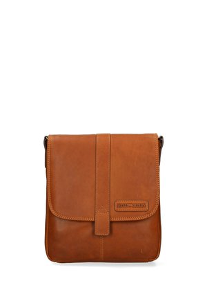 Borsa a tracolla in pelle marrone chiaro con chiusura a pattina, logo impresso e tracolla singola regolabile. Texture liscia con dettagli di cucitura sottili.