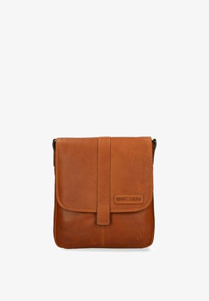 Tan leren schoudertas met een klep-sluiting, geperst logo en enkele verstelbare schouderband. Glad oppervlak met subtiele stikdetails.
