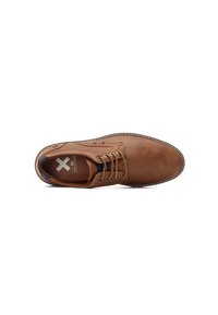 Zapato de cuero marrón con cordones, punta redondeada, detalles cosidos a lo largo de la suela y plantilla texturizada. Presenta colores de acento sutiles.