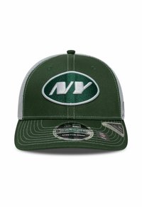 Grüne Kappe mit weißen Netzseiten, die ein gesticktes "NY"-Logo in einem kreisförmigen Design zeigt. Strukturierte Stoffe und ein fester Schirm.