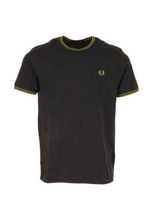 T-shirt nera a maniche corte con bordino verde su colletto e maniche, con un piccolo logo a corona di alloro verde sul petto a sinistra.