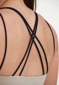 Endurance Sport-BH med lätt stöd - black