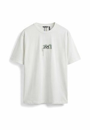 Bijela majica s kratkim rukavima i okruglim izrezom s malim apstraktnim sivim i crnim logom te natpisom "Antony Morato" na prsima.