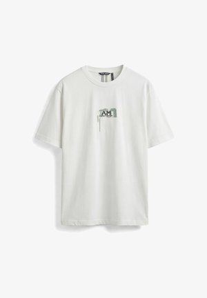 T-shirt blanc à manches courtes avec col rond, petit logo abstrait gris et noir et texte "Antony Morato" sur la poitrine.