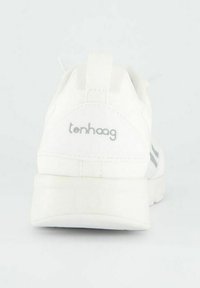 Bílé tenisky s texturovaným svrškem, které mají smyčkovou patu, světle šedé logo "tenhaag" a jemné šedé pruhy po stranách.