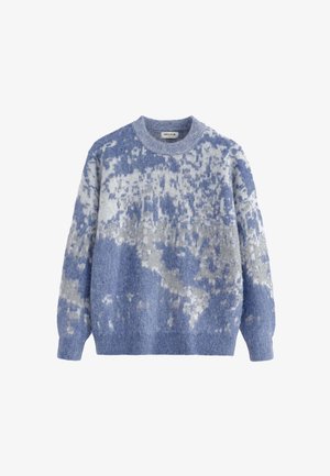 Pull en tricot dans des nuances de bleu et gris, présentant un motif texturé, un col rond et des manches longues. Matière douce et chaude utilisée.