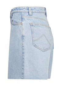 Vaaleansiniset farkkushortsit, joissa on korkea vyötärö, näkyvät saumat, takatasku ja risat helmat. Tasainen rakenne, jossa on perinteinen viiden taskun muotoilu.