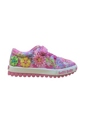 Scarpa da bambino rosa con ricamo floreale, paillettes, strap in velcro e marchio "Lelli Kelly" sulla suola spessa bianca e rosa.