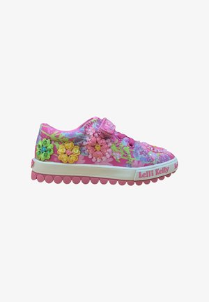 Scarpa da bambino rosa con ricamo floreale, paillettes, strap in velcro e marchio "Lelli Kelly" sulla suola spessa bianca e rosa.