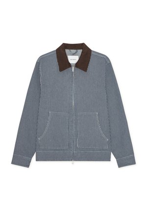 Μπουφάν με ριγέ μοτίβο σε μπλε και λευκό, με καφέ γιακά από κορντόρι, κλείσιμο με φερμουάρ και δύο τσέπες μπροστά.