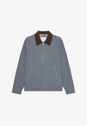 Sinimustvalge triibulise mustriga jope, millel on pruun sametkrae, tõmblukk ja kaks esitaskut.