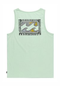 Hellgrünes Tanktop mit einer rechteckigen, abstrakten Wellengrafik in Blau, Gelb und Schwarz auf dem Rücken, umrahmt von schwarzen Linien.
