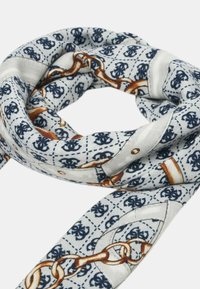 Zijden sjaal met een witte basis en marineblauwe logo's, ingewikkelde kettingpatronen en accentkleuren van goud en bruin, met een gladde textuur.