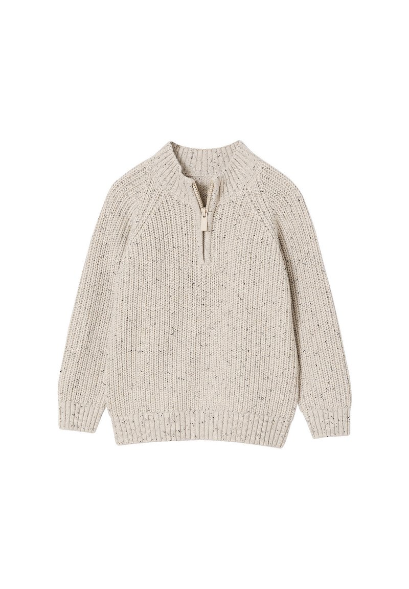 Cremefarbener, grob gestrickter Pullover mit Viertelreißverschluss, gerippten Bündchen und Saum, flach auf einem weißen Hintergrund ausgelegt.
