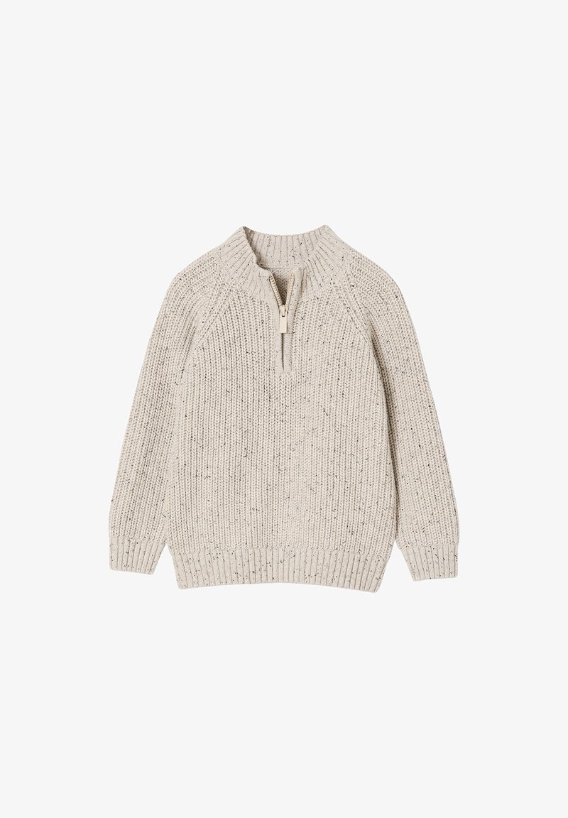 Cremefarbener, grob gestrickter Pullover mit Viertelreißverschluss, gerippten Bündchen und Saum, flach auf einem weißen Hintergrund ausgelegt.