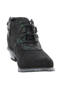 Schnürstiefelette aus schwarzem strukturiertem Material mit grünen Akzenten, ausgestattet mit einem seitlichen Reißverschluss und einem niedrigen Blockabsatz.