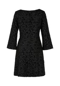 Schwarzes Kleid mit floralem Muster, Dreiviertelärmeln und einem Reißverschluss im Rücken. Der Stoff hat ein leicht erhabenes Muster auf der Oberfläche.