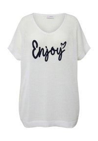 Top corto de punto blanco con cuello amplio y la palabra "Enjoy" impresa en azul marino. Presenta un ajuste holgado y una tela texturizada.