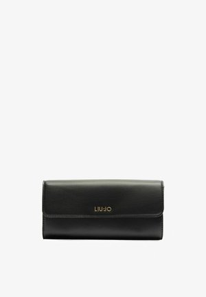 Czarny skórzany portfel z klapką, z złotym logo. Gładka tekstura i prostokątny kształt z czystymi liniami.