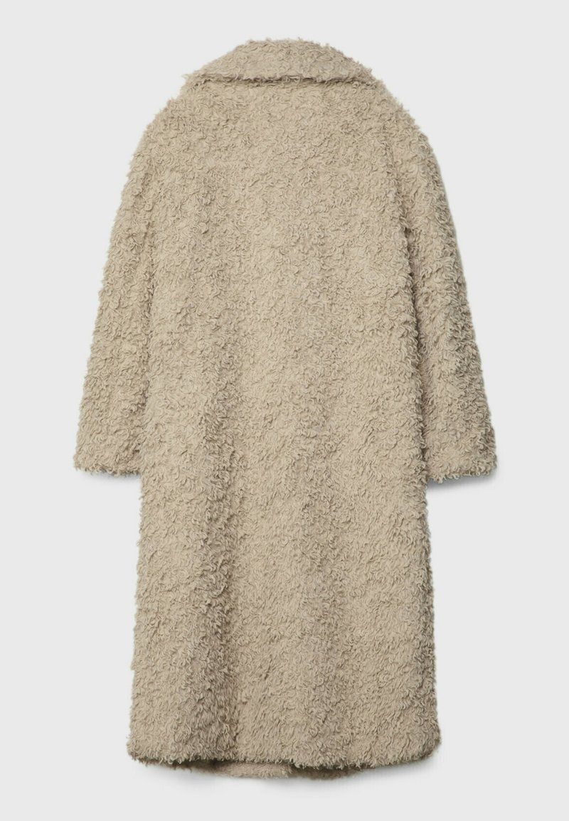 Długi, beżowy, kręcony płaszcz z sztucznego futra z szerokim kołnierzem, pokazany od tyłu na jednolitym, jasnym tle.