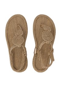 Touwsandalen in een tan kleur, met een gevlochten textuur en spiraalontwerp. Inclusief een kleine metalen accent voor het aanpassen van de riem.
