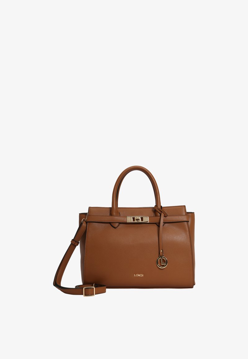 Borsa a tracolla in pelle marrone con doppi manici, tracolla regolabile, chiusura frontale e dettagli in metallo dorato. Texture liscia con un design minimalista.