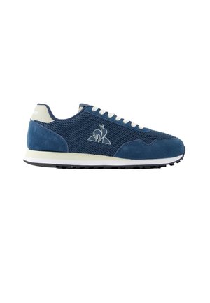 Blauw-witte lage sneaker met mesh- en suèdevlakken, witte veters, rubberen zool en een gestileerd dierenlogo aan de zijkant.