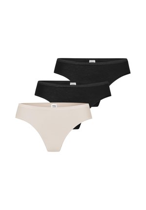 Trois sous-vêtements féminins style bikini, deux noirs et un beige, empilés avec des étiquettes de marque visibles sur les ceintures, sur fond blanc.