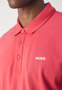 HUGO DONOS - Polo - medium red