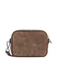 Borsa a tracolla rettangolare in suede marrone con bordi arrotondati, rifiniture in pelle, chiusure in argento e tracolla staccabile su uno sfondo bianco.