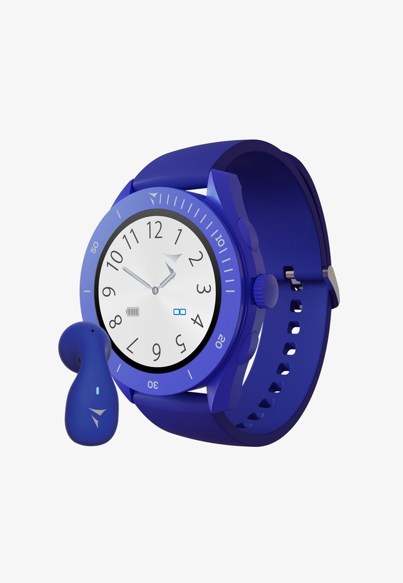 Blaues Silikon-Smartwatch mit einem runden weißen Ziffernblatt, schwarzen Stundenmarkierungen und einem seitlichen Knopf. Begleitet von einem blauen kabellosen Ohrhörer.