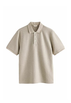 Hellbeiges Poloshirt mit kurzen Ärmeln, drei weißen Knöpfen und klassischem Kragen, auf weißem Hintergrund dargestellt.