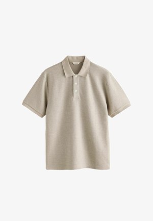 Hellbeiges Poloshirt mit kurzen Ärmeln, drei weißen Knöpfen und klassischem Kragen, auf weißem Hintergrund dargestellt.