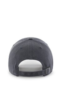 Gorra de béisbol ajustable de color gris oscuro vista desde atrás, con una correa de tela y cierre de hebilla metálica, sobre un fondo blanco.