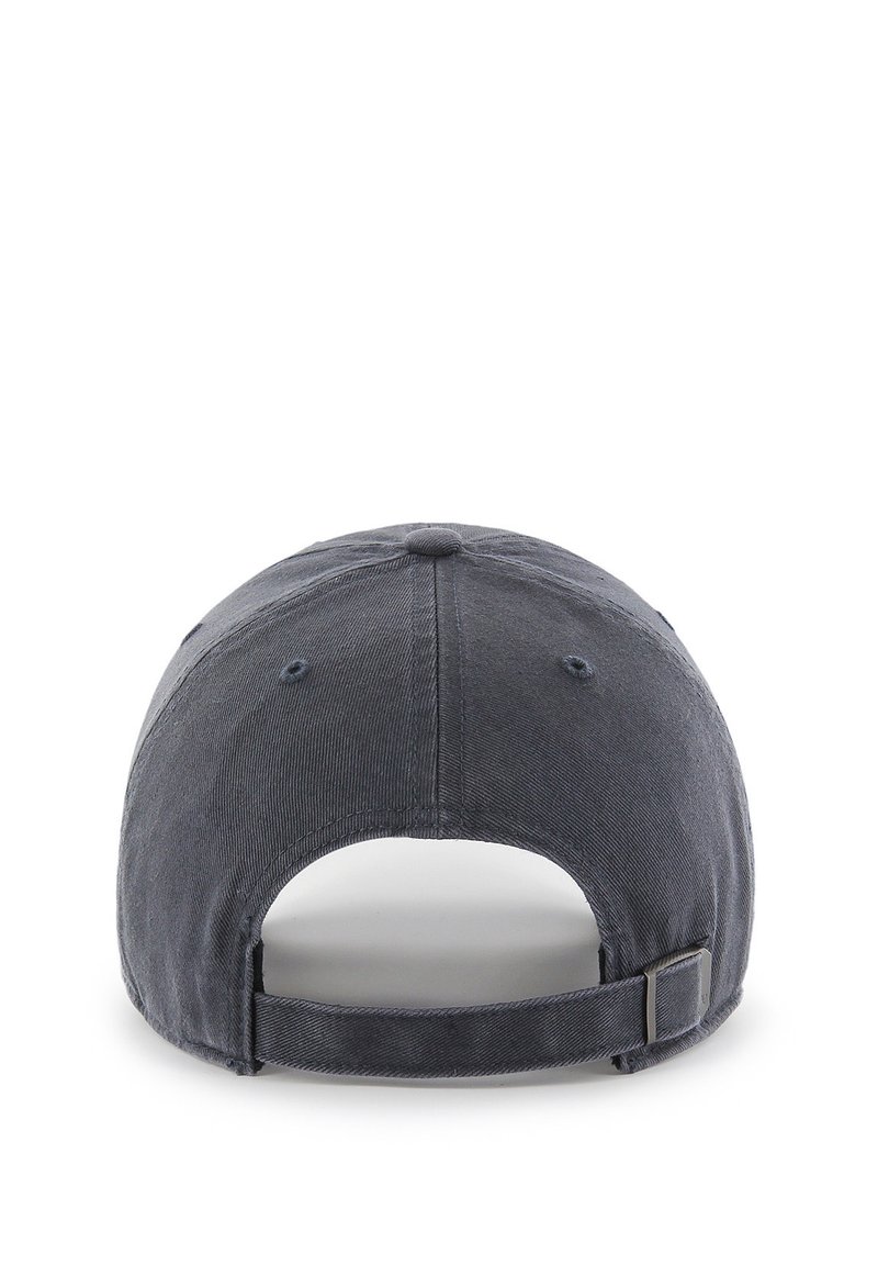 Casquette de baseball ajustable gris foncé vue de l'arrière avec une bande en tissu et une fermeture à boucle en métal sur fond blanc.